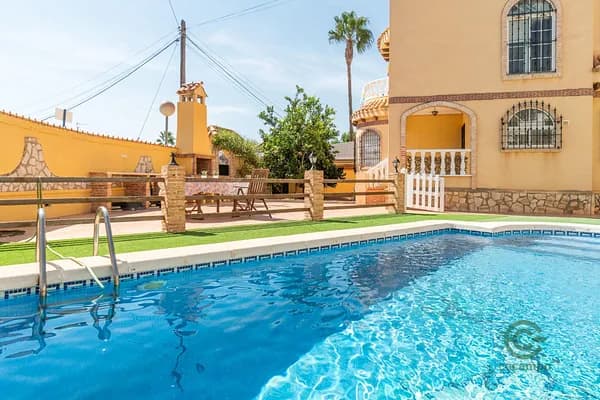 Casa de 0,0306 ha en venta en Orihuela costa, Alicante