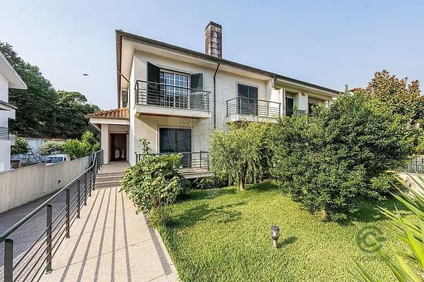 Casa de 0,0558 ha en venta en Braga, Braga