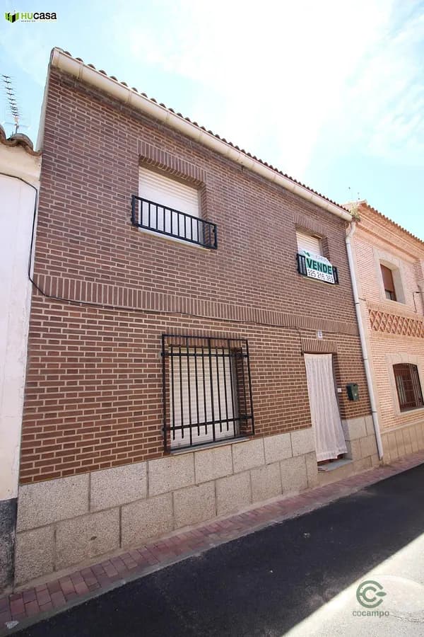 Casa de 0,0185 ha en venta en Menasalbas, Toledo
