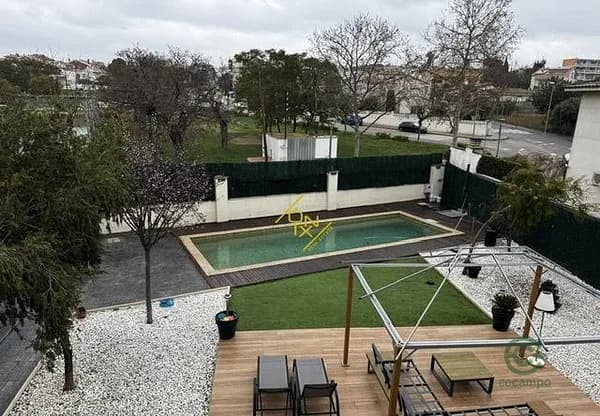 Casa de 0,0886 ha en venta en Barcelona