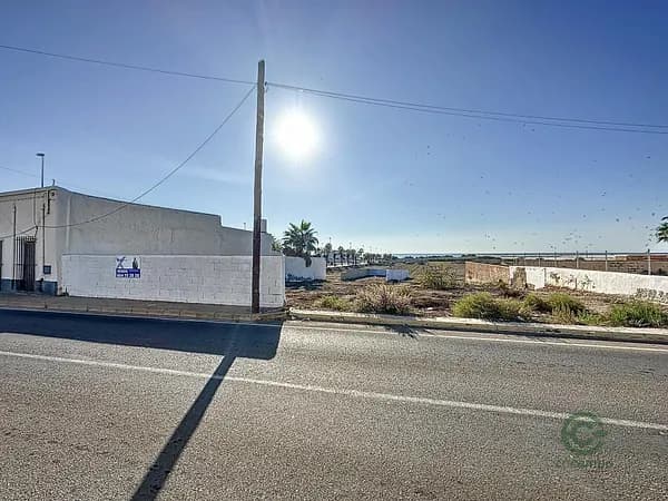 Terreno urbano de 0,0448 ha en venta en Almería