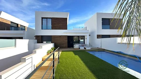 Casa de 0,03 ha en venta en El campello, Alicante