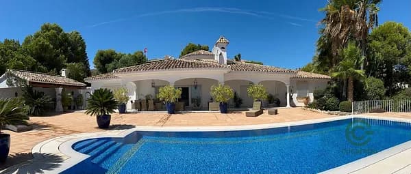 Casa de 0,2271 ha en venta en Benahavis, Malaga