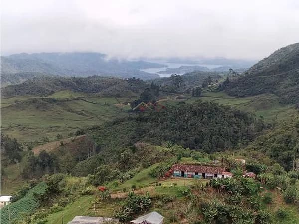 Finca de recreo de 0,7 ha en venta en Antioquia