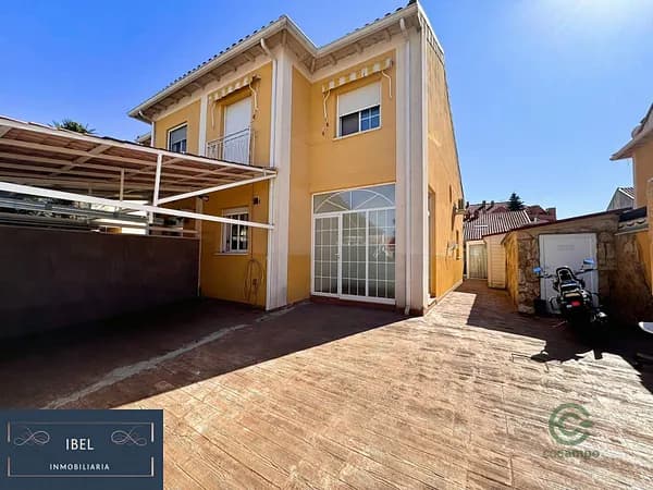 Casa de 0,025 ha en venta en Alovera, Guadalajara