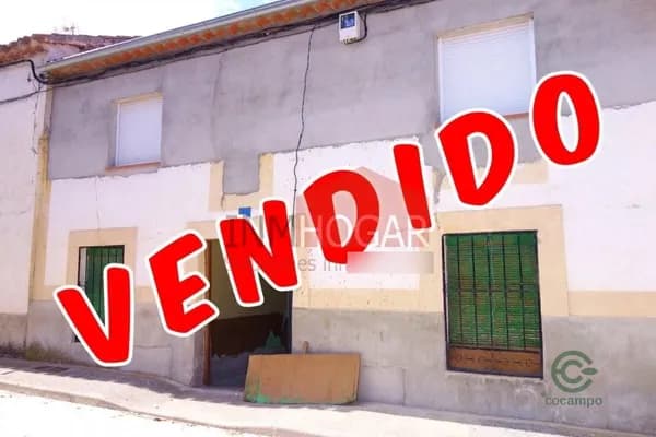 Casa de 0,0136 ha en venta en Velayos, Avila