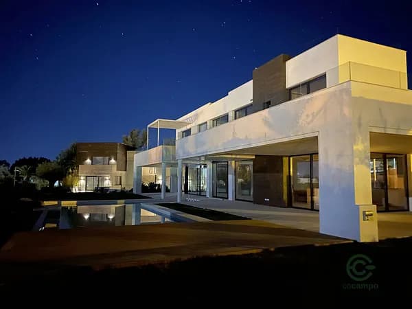 Casa de 0,0853 ha en venta en Benahavis, Malaga