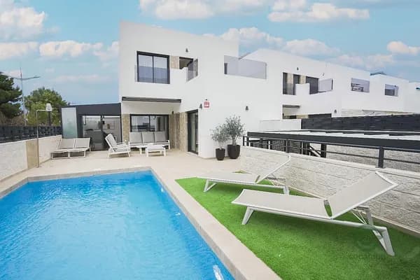 Casa de 0,0173 ha en venta en Dolores, Alicante