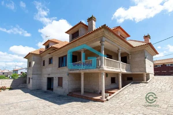 Casa de 0,0567 ha en venta en Meaño, Pontevedra
