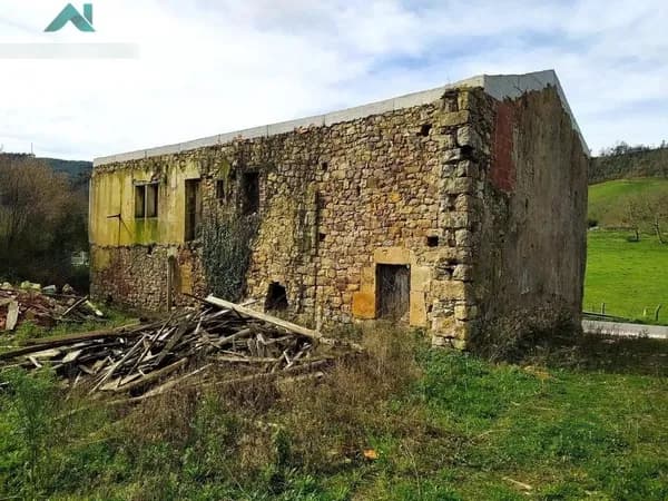 Finca agrícola de 0,6 ha en venta en Rasines, Cantabria