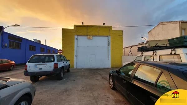 Nave industrial de 0,0513 ha en venta en Martos, Jaen