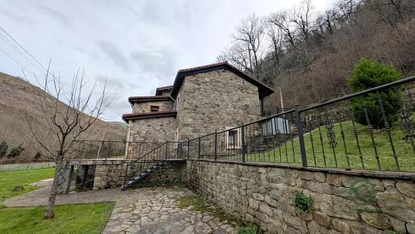 Casa de 0,0108 ha en venta en Vega de pas, Cantabria