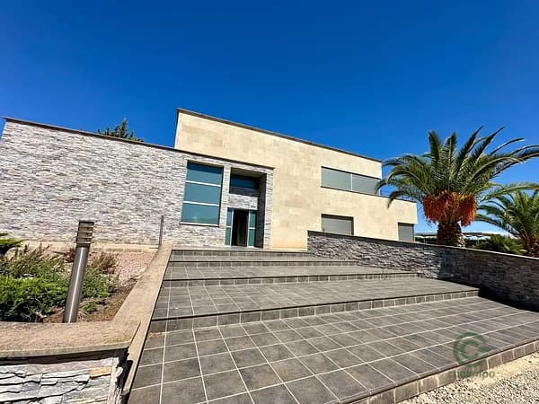 Casa de 0,45 ha en venta en Yecla, Murcia