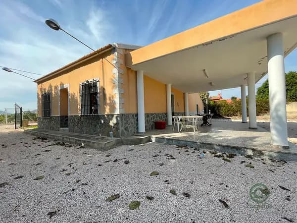 Finca agrícola de 5,5 ha en venta en Redovan, Alicante