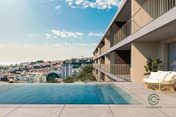 Casa de 0,0249 ha en venta en Funchal, Madeira