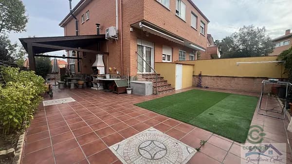Casa de 0,0235 ha en venta en Boadilla del monte, Madrid