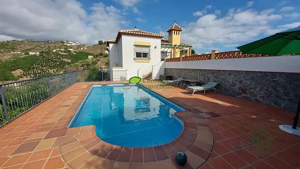 Finca de recreo de 0,3667 ha en venta en Torrox, Malaga