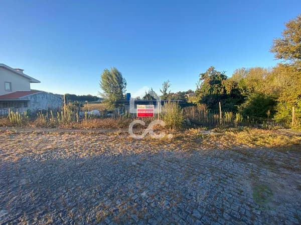 Terreno urbano de 0,0443 ha en venta en Riba de ave, Braga