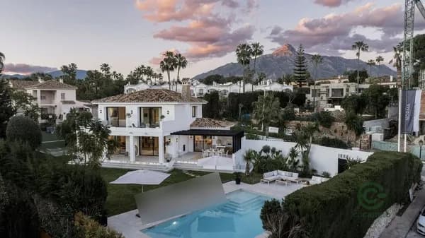 Casa de 0,1126 ha en venta en Marbella, Malaga