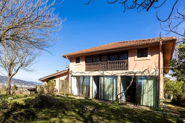Casa de 0,349 ha en venta en Oviedo, Asturias