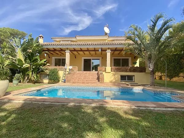 Casa de 0,1 ha en venta en Marbella, Malaga