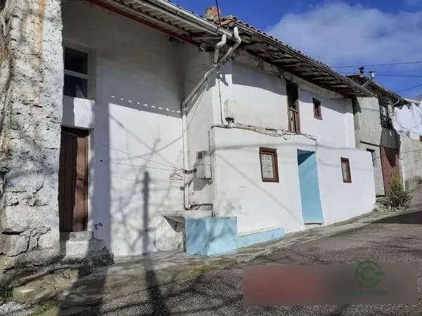 Casa de 0,18 ha en venta en Sariego, Asturias