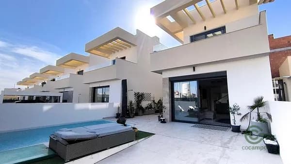 Casa de 0,0108 ha en venta en Alicante