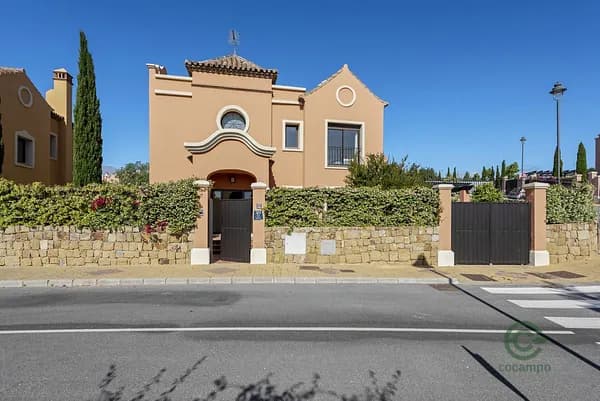 Casa de 0,04 ha en venta en Estepona, Malaga