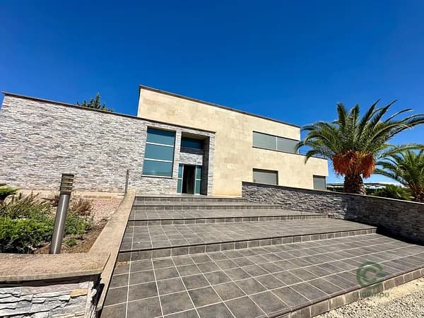 Casa de 0,45 ha en venta en Yecla, Murcia