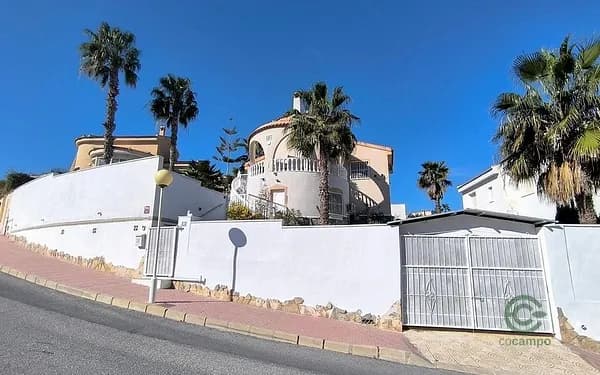 Casa de 0,0485 ha en venta en Alicante