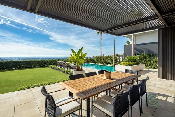 Casa de 0,095 ha en venta en Benahavis, Malaga