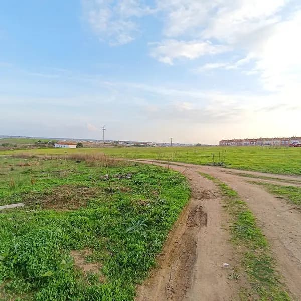 Finca agrícola de 0,95 ha en venta en Badajoz