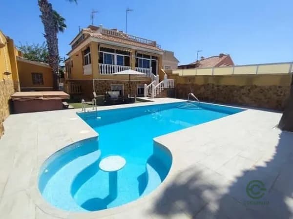 Casa de 0,04 ha en venta en Torrevieja, Alicante