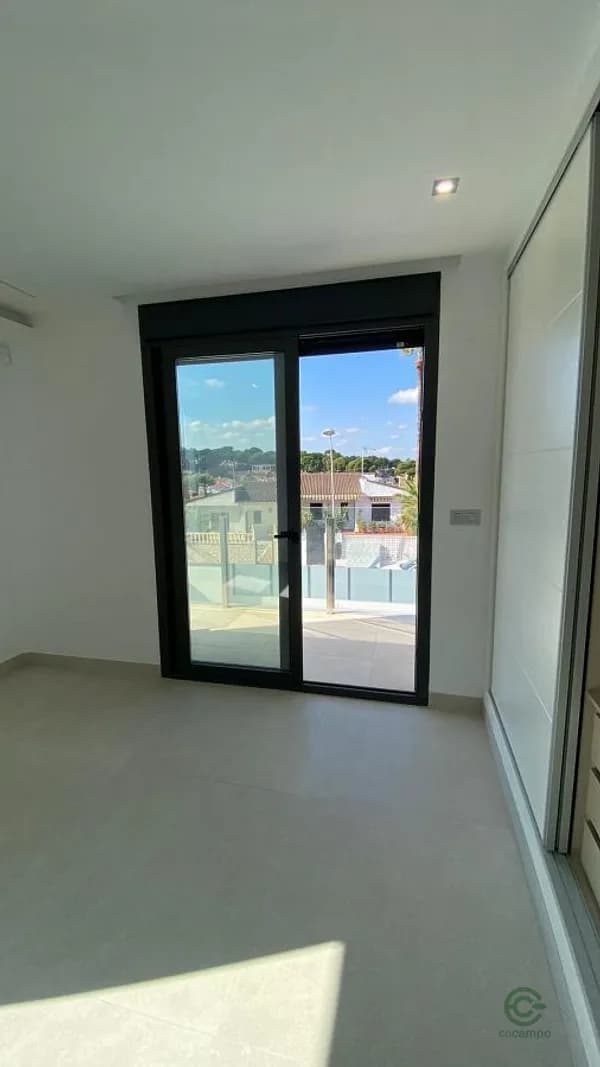 Casa de 0,04 ha en venta en Torrevieja, Alicante