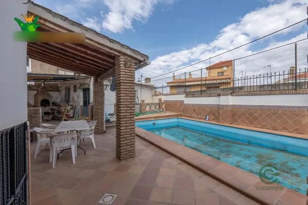 Casa de 0,03 ha en venta en Granada