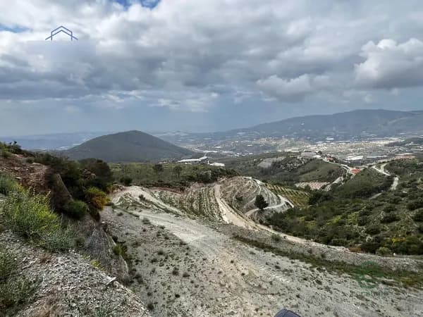 Finca agrícola de 1,7 ha en venta en Granada