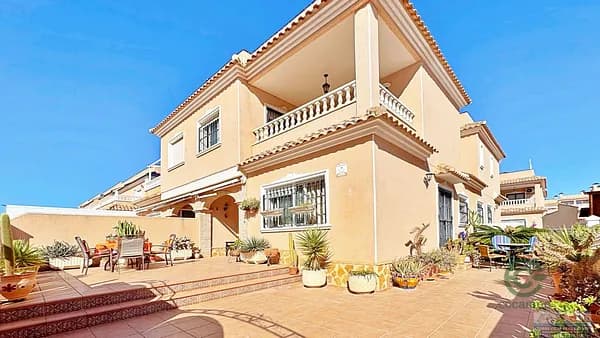 Casa de 0,012 ha en venta en Alicante