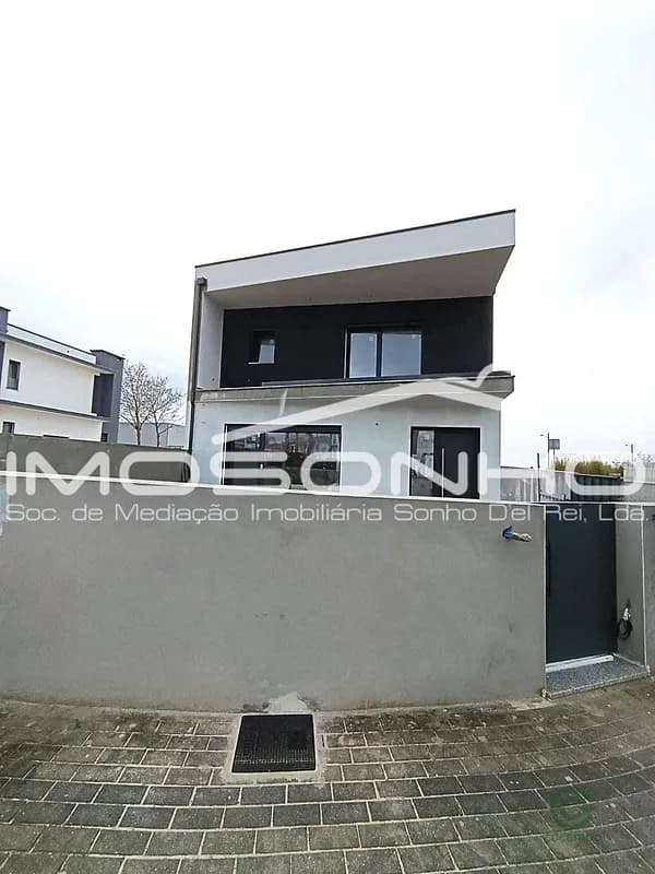 Casa de 0,0435 ha en venta en Leiria, Leiria