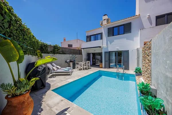 Casa de 0,0122 ha en venta en Quarteira, Algarve