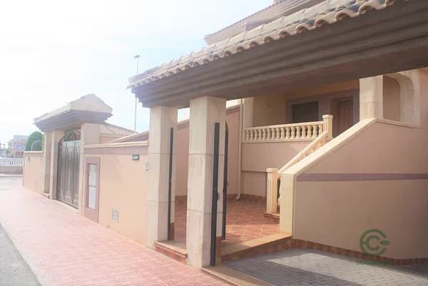 Casa de 0,0225 ha en venta en Torrevieja, Alicante
