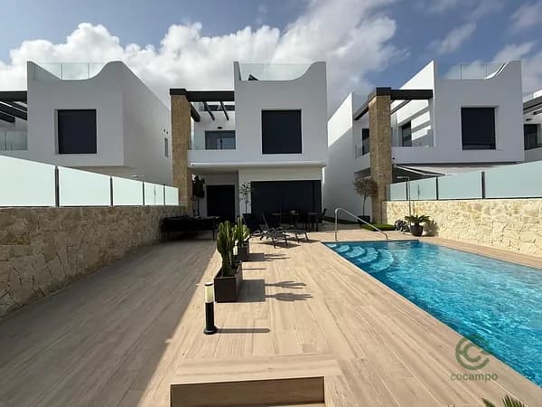 Casa de 0,03 ha en venta en Orihuela costa, Alicante