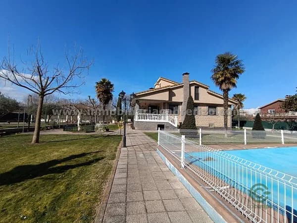 Casa de 0,4 ha en venta en Albelda de iregua, La rioja