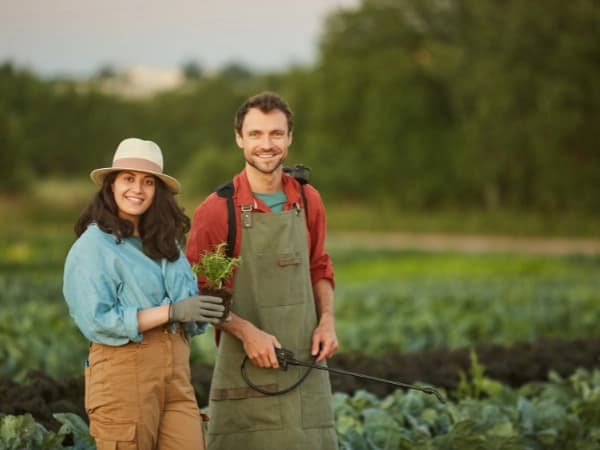 jovenes en el campo como muestra de iniciativas para atraer a los jovenes al campo