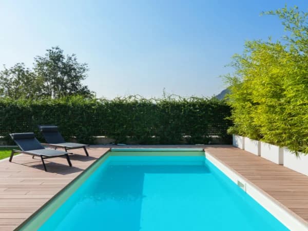 ¿Multan por construir una piscina en terreno rústico?