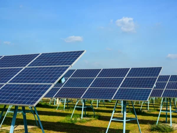 Cómo instalar paneles solares en su finca: guía de beneficios y requisitos