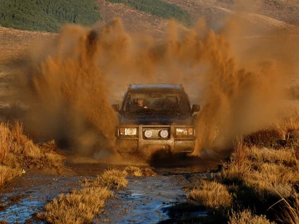 Cómo conducir un 4X4 en terrenos complicados en 2026: guía para novatos (sin romper nada) 