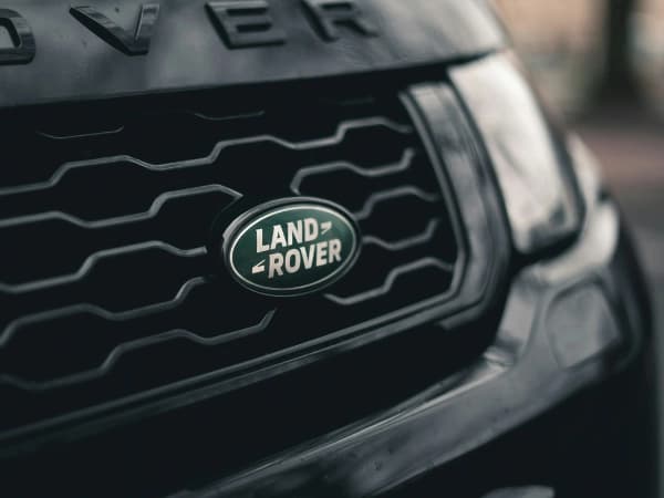 Land Rover Defender 2026: capacidad todoterreno moderna, ¿apta para el campo real?