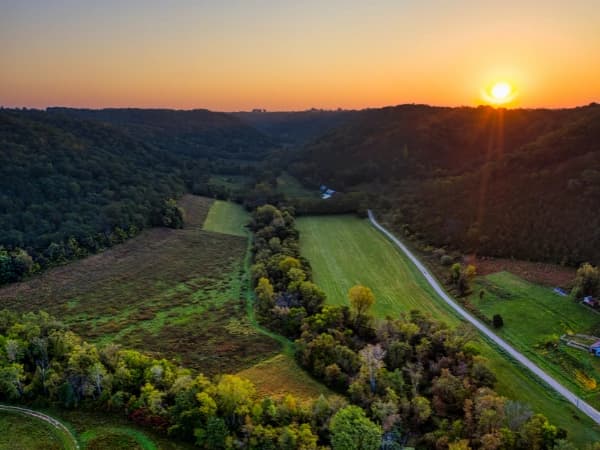 Atardecer en finca con ideas para explotar tu terreno