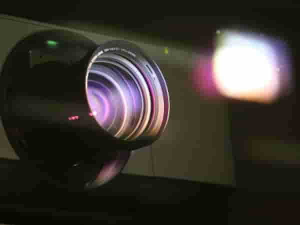 Proyector de cine que muestra películas del campo