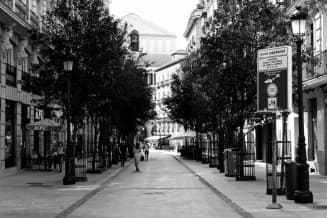 Foto en blanco y negro de una calle en una de las mejores zonas para vivir en Madrid
